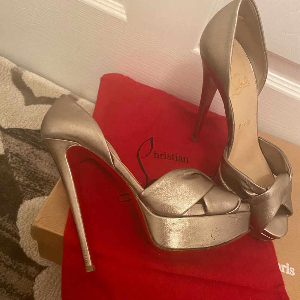 Volpi Louboutins Gold read description on sizing